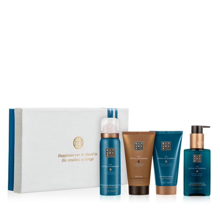 <p>Deze prachtige gift set bevat een doucheschuim, zwarte zeep, shampoo en handzeep. Verwen jezelf met een van de oudste reinigingstradities, met deze zuiverende producten op basis van rozemarijn en eucalyptus. geef de verpakking van de gift set een tweede leven door er foto's, brieven of andere voorwerpen in te bewaren.</p><p><span class="price_excl"><strong>€ 15,54</strong> incl. 10% korting </span><em><span class="price_incl">(€ 18,80 incl. BTW)<br />Minimale afname: 10 stuks</span></em></p>