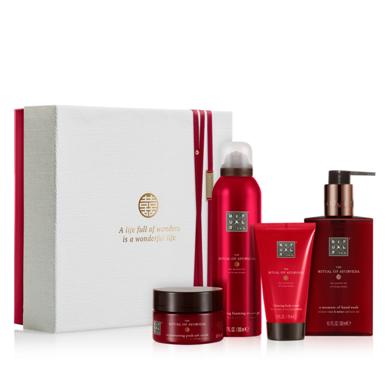 <p>Deze prachtige gift set bevat een doucheschuim, bodyscrub, bodycrème en handzeep. Bereik innerlijke harmonie met deze verzachtende en aromatische producten op basis van Indiase roos en zoete amandelolie. geef de verpakking van de gift set een tweede leven door er foto's, brieven of andere voorwerpen in te bewaren.</p><p><span class="price_excl"><strong>€ 22,24</strong> incl. 10% korting </span><em><span class="price_incl">(€ 26,91 incl. BTW)<br />Minimale afname: 6 stuks</span></em></p>