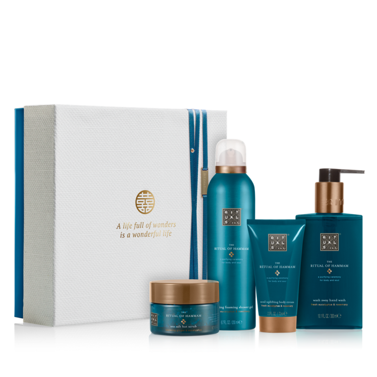 <p>Deze prachtige gift set bevat een doucheschuim, bodyscrub, bodycrème en handzeep. Verwen jezelf met een van de oudste reinigingstradities, met deze zuiverende producten op basis van rozemarijn en eucalyptus. Geef de verpakking van de gift set een tweede leven door er foto's, brieven of andere voorwerpen in te bewaren.</p><p><span class="price_excl"><strong>€ 22,24</strong> incl. 10% korting </span><em><span class="price_incl">(€ 26,91 incl. BTW)<br />Minimale afname: 6 stuks</span></em></p>