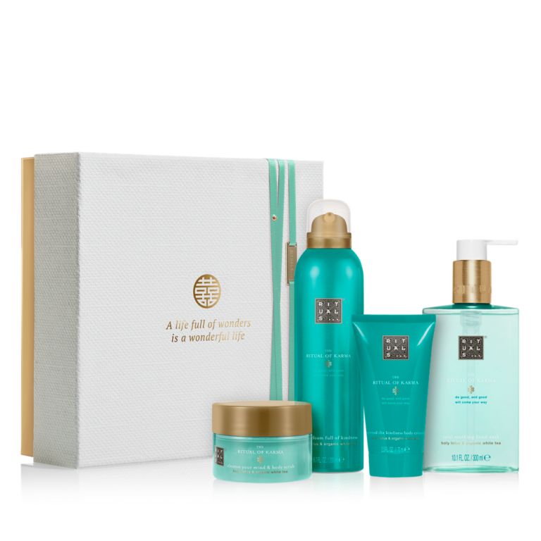 <p>Deze prachtige gift set bevat een doucheschuim, douchescrub, bodycrème en handzeep 300 ml. Ervaar de ultieme zomersensatie met deze verzachtende producten op basis van het bloemige aroma van heilige lotus en witte thee. Geef de verpakking van de gift set een tweede leven door er foto's, brieven of andere voorwerpen in te bewaren.</p><p><span class="price_excl"><strong>€ 22,24</strong> incl. 10% korting </span><em><span class="price_incl">(€ 26,91 incl. BTW)<br />Minimale afname: 6 stuks</span></em></p>