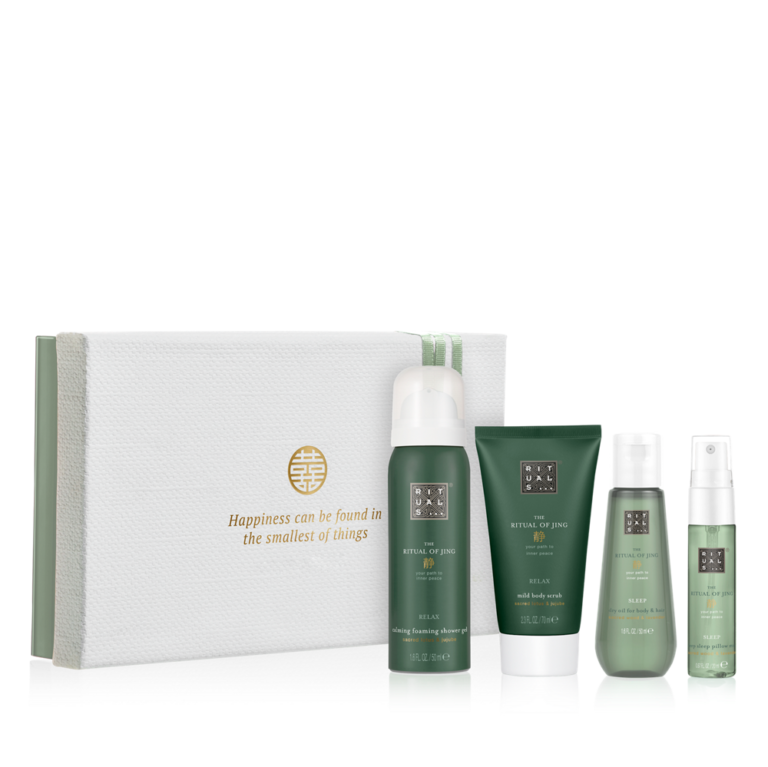 <p>Deze prachtige gift set bevat een mini doucheschuim en bodyscrub, verrijkt met heilige lotus en jujube, en een droge olie en pillow mist met de geur van lavendel en heilig hout. Ontspan overdag en slaap ’s nachts beter met deze prachtige producten van The Ritual of Jing.</p><p><span class="price_excl"><strong>€ 15,54</strong> incl. 10% korting </span><em><span class="price_incl">(€ 18,80 incl. BTW)<br />Minimale afname: 10 stuks<br /></span></em></p>